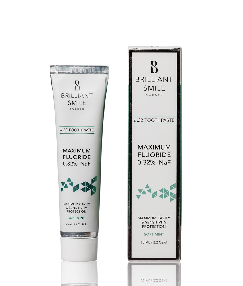 o.32 toothpaste rak speglad hires klippt 3